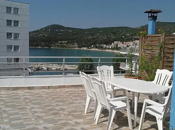 Roof Garden By The Sea דירה